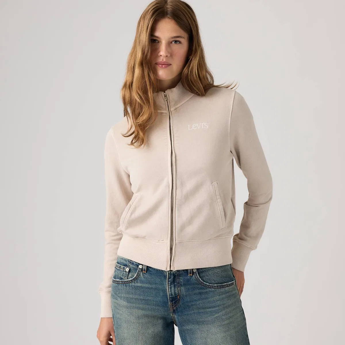 Графический крой, облегающий силуэт, молния по всей длине Levi's, Slim Fit Fleece Club Serif Chateau Gray - White