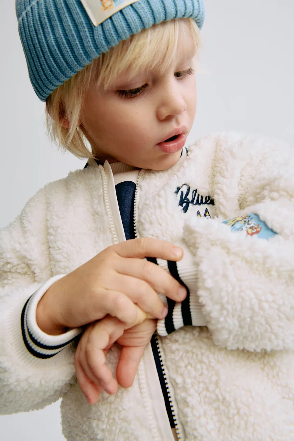 Бейсбольная куртка из плюшевого флиса H&M, Cremefarben/Bluey — фото 3