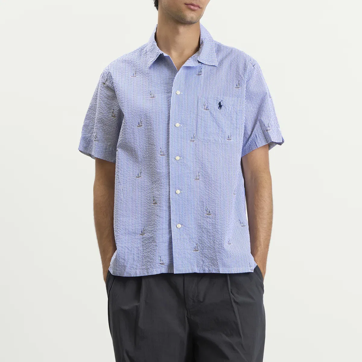 Мужская рубашка с коротким рукавом из ситца с принтом парусника Seersucker Sailboat Polo Ralph Lauren, Blue Stripe — фото 2