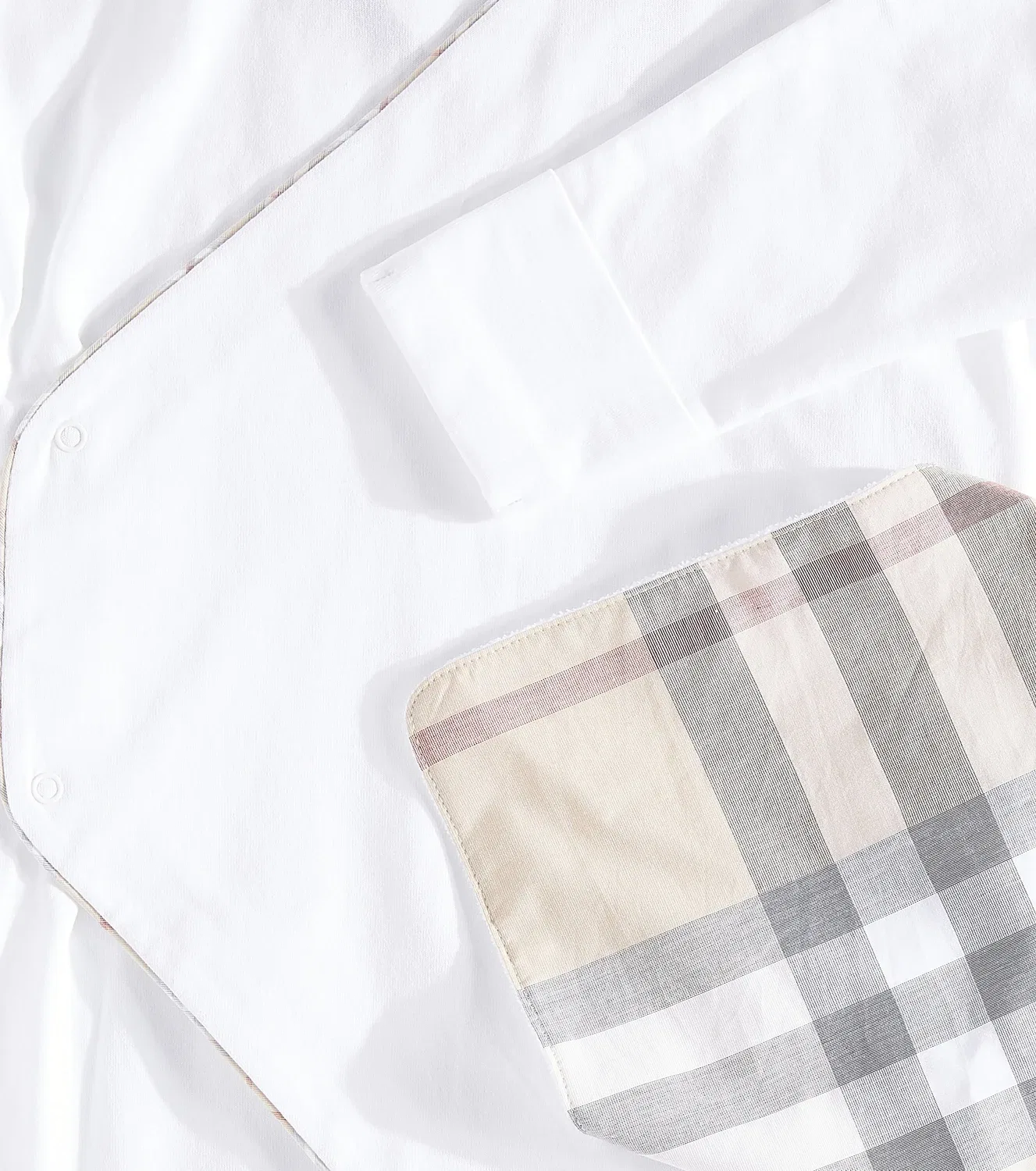 Комплект хлопковый комбинезон и нагрудник для новорожденных Burberry Kids, белый — фото 3