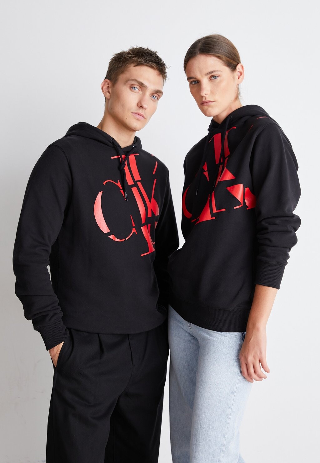 

Толстовка Calvin Klein Jeans ОБЫЧНАЯ ХУДИ С РАССЕЯННЫМ ЛОГОТИПОМ УНИСЕКС, черный
