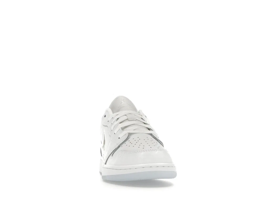 Детские кроссовки Lifestyle Jordan 1 Low SE Jordan, White/Summit White/Ice Blue — фото 2