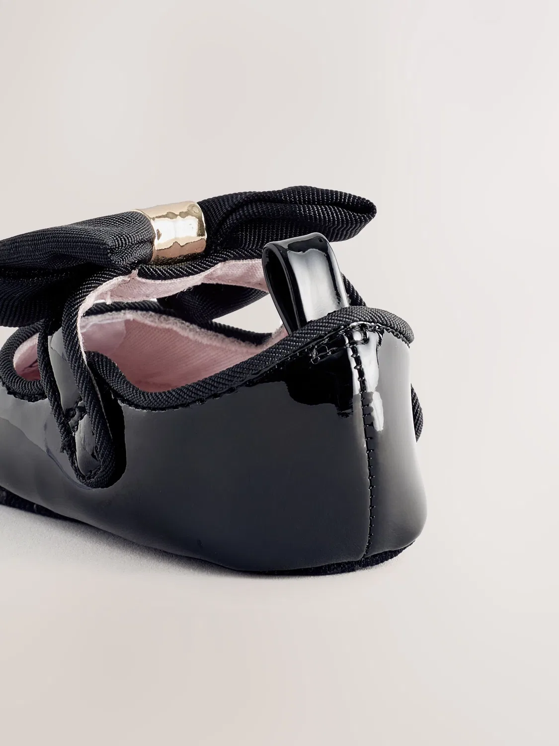 Ботиночки-пинетки с бантом Baker by Ted Baker, черный лакированный — фото 4
