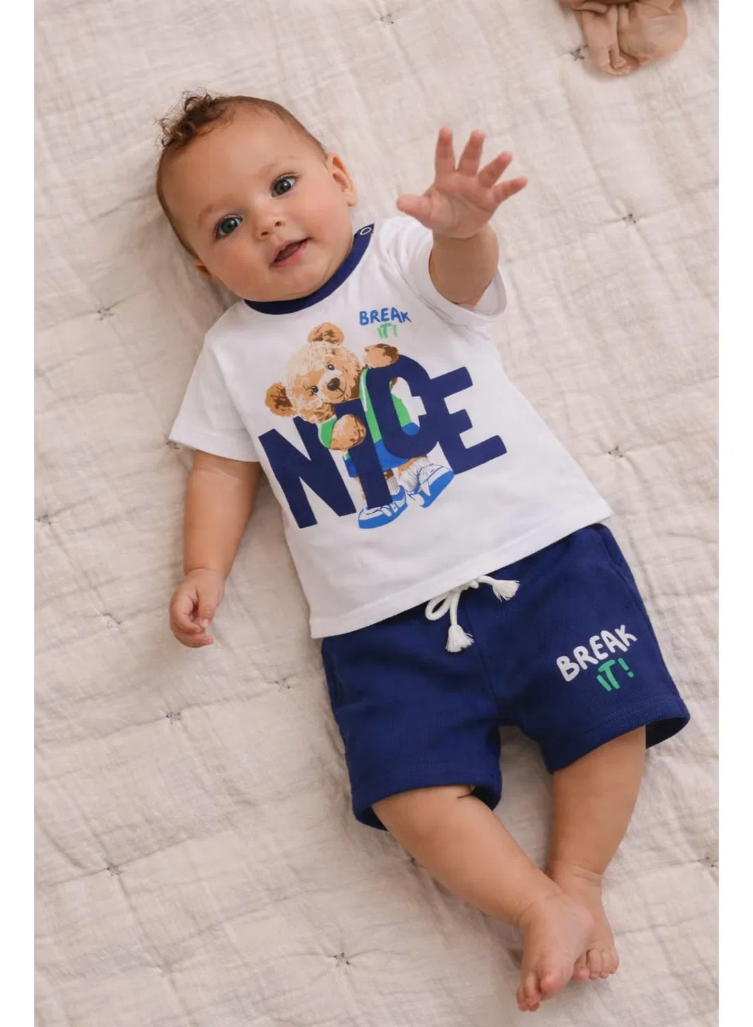 Комплект футболка с принтом и шорты Infant boys’ 2-piece set Victor And Jane, белый — фото 2