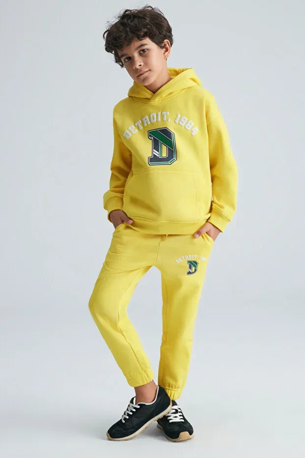 Детский спортивный костюм для мальчиков с принтом Jrue boy's cotton printed detailed hooded yellow tracksuit set with kangaroo pocket Grimelange, Yellow — фото 2