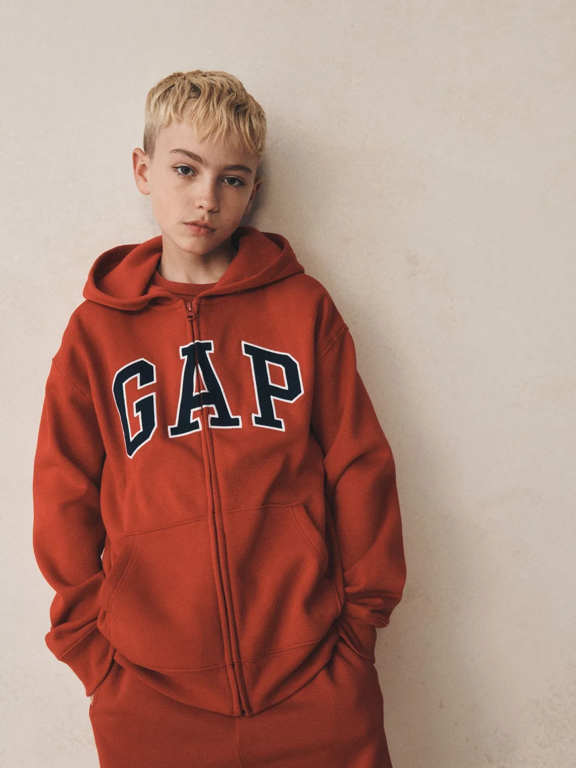 Худи на молнии Gap Relaxed Logo French Terry, красный