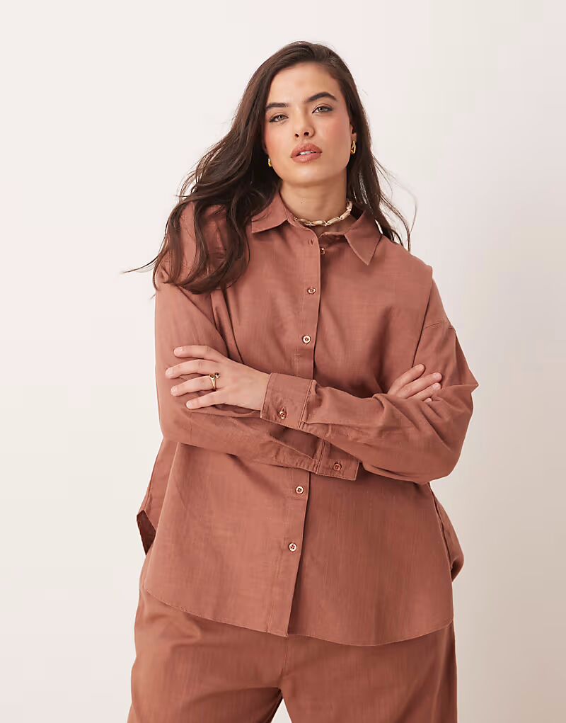 

Рубашка свободного кроя ASOS DESIGN Curve из льняного материала цвета мокко