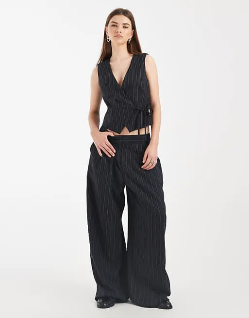 

COLLUSION широкие брюки со складками в тонкую полоску