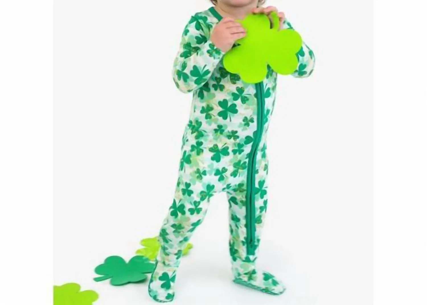 RuffleButts Детская пижама Bamboo Clover Field с закрытыми ступнями, зеленая — фото 3