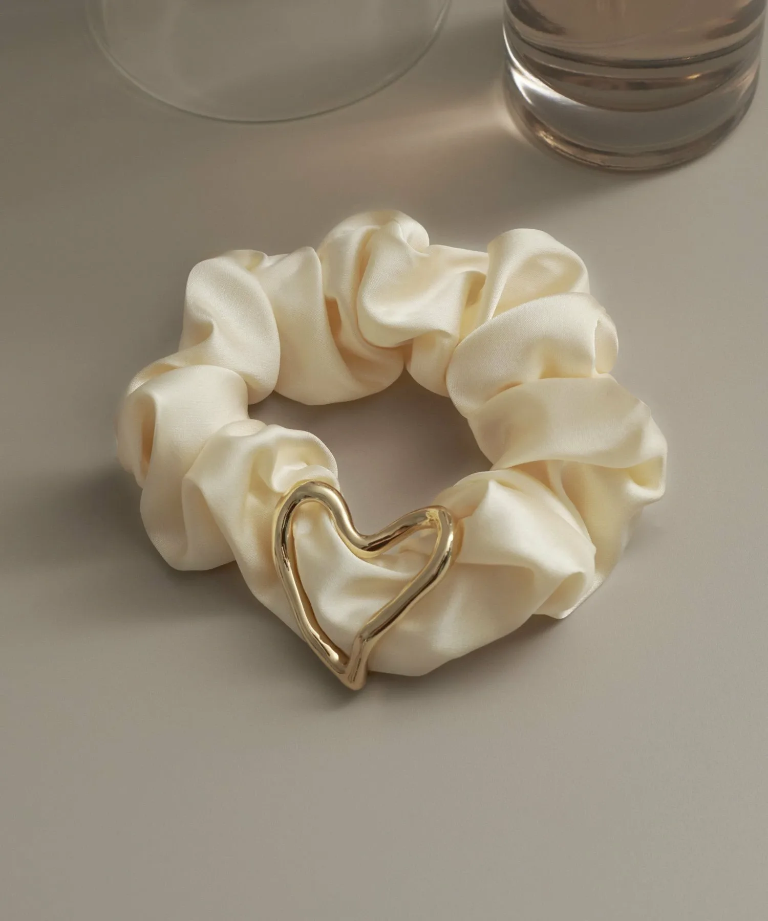Атласная резинка для волос с металлическим сердечком Goldy, ivory
