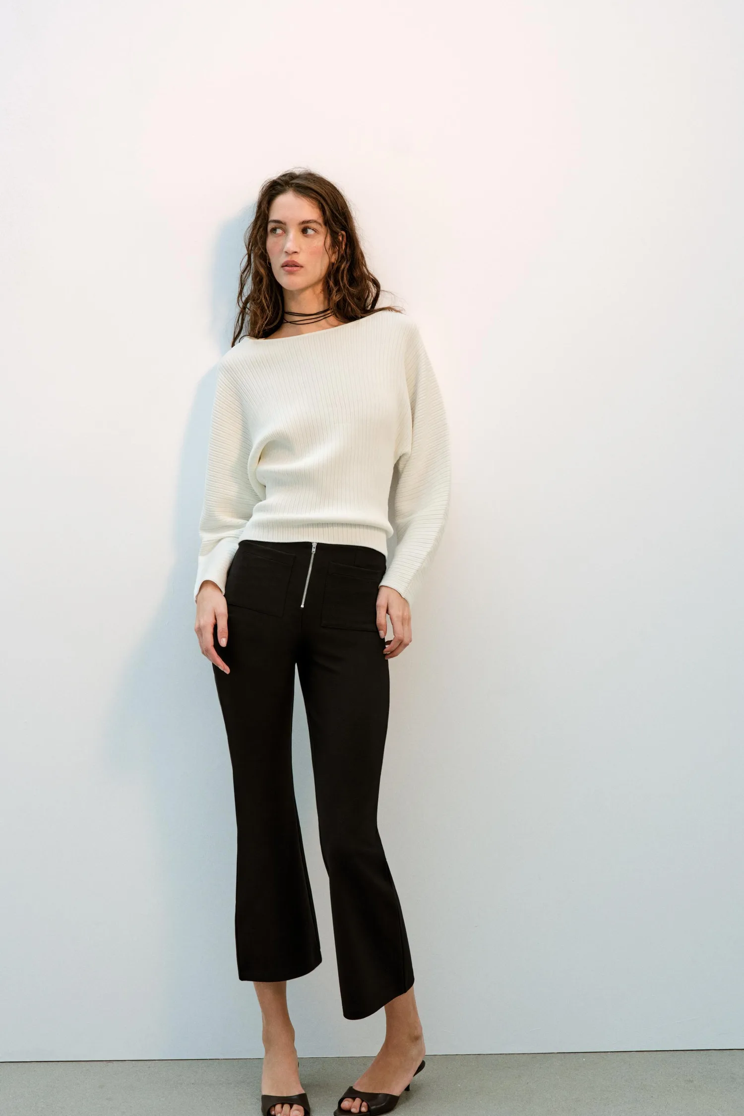 Расклешенные брюки с молнией Zara, черный