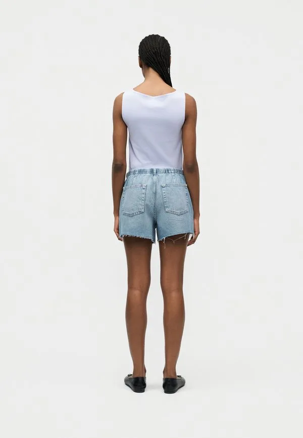 Удобные джинсовые шорты с открытой спиной Gap, Medium Indigo — фото 3