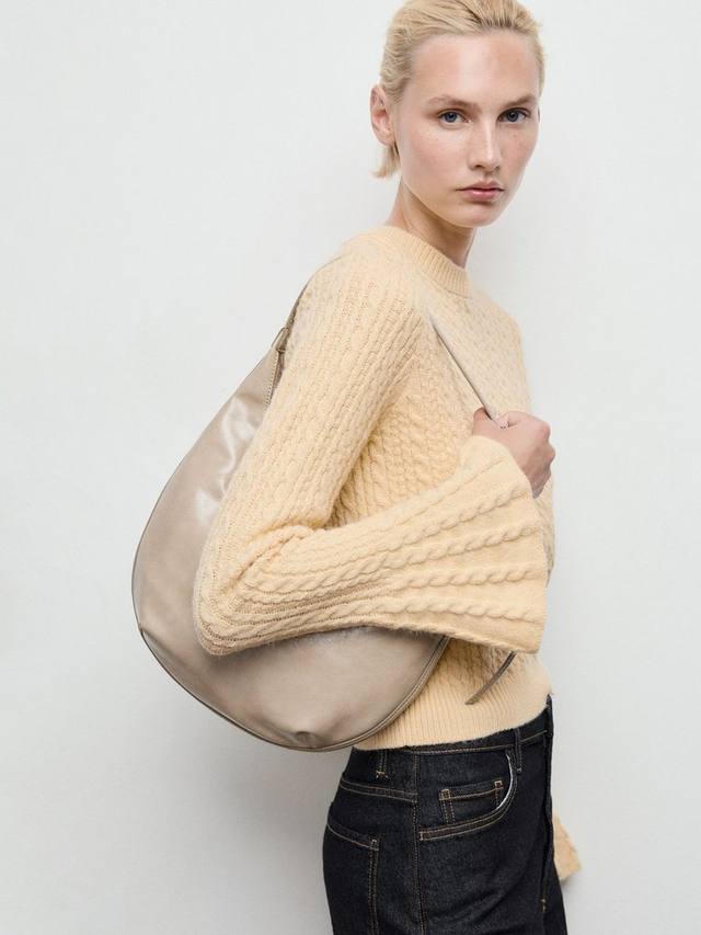 

Свитер с воротником-хомут и косой вязкой huevo Mango