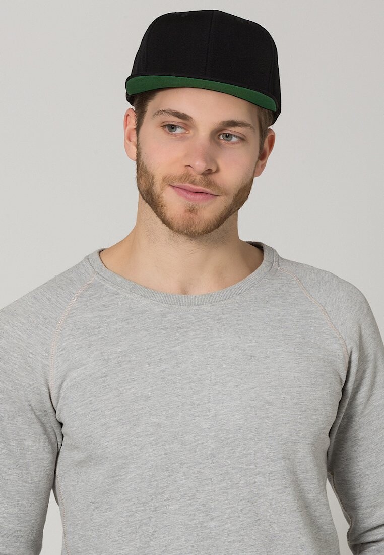 

Кепка Classic Snapback Flexfit, черная