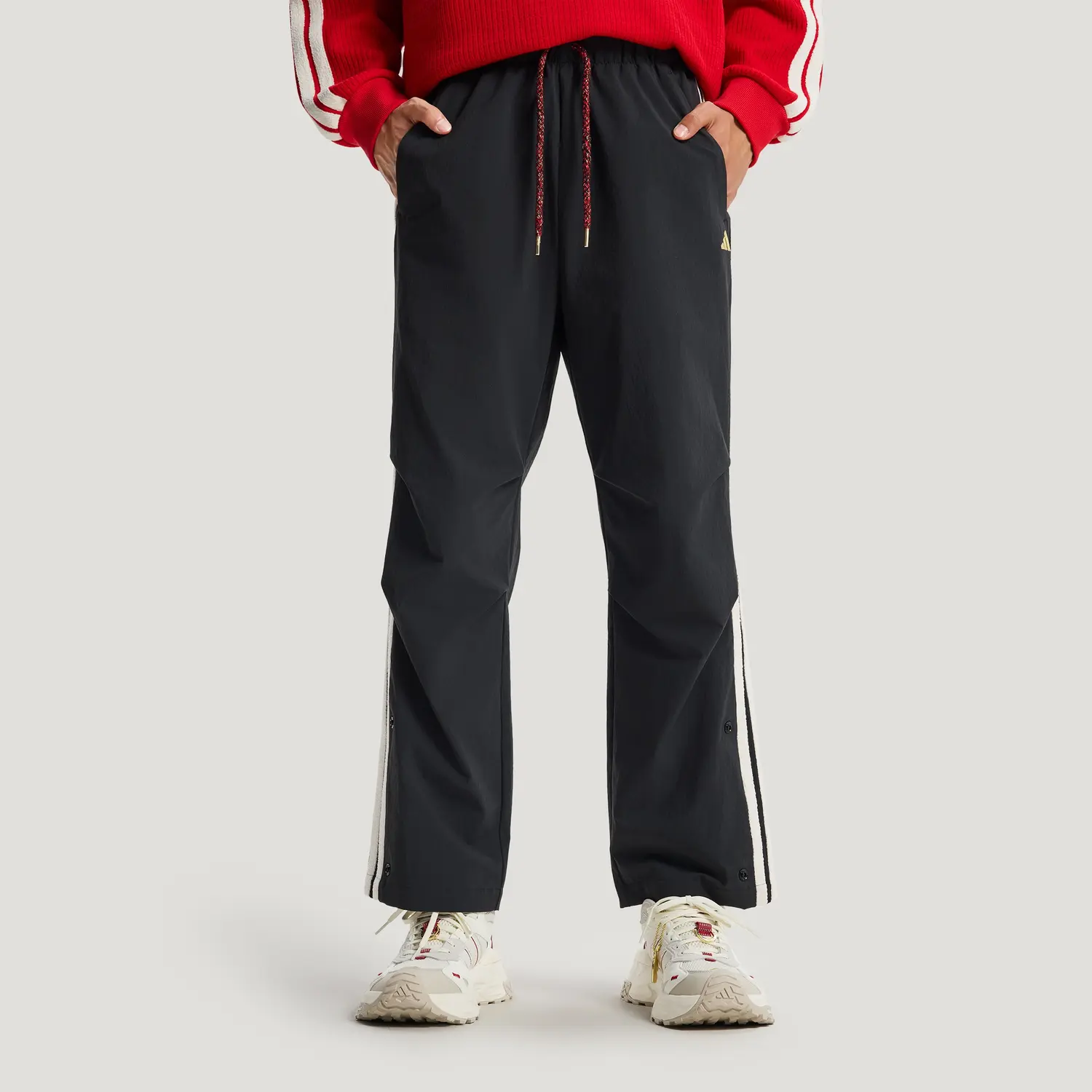 FW25 WOVEN TRACKSUIT BOTTOMS Мужские повседневные брюки Adidas, черный/белый — фото 4