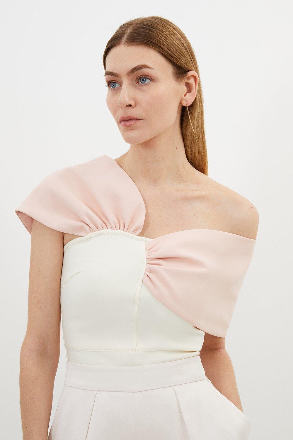

Фигурная форма Бандажный вязаный топ с асимметричными бретелями Karen Millen, белый