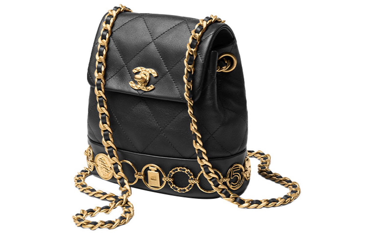 CHANEL Рюкзак женский из кожи коровы с металлическим золотым декором, черный — фото 2