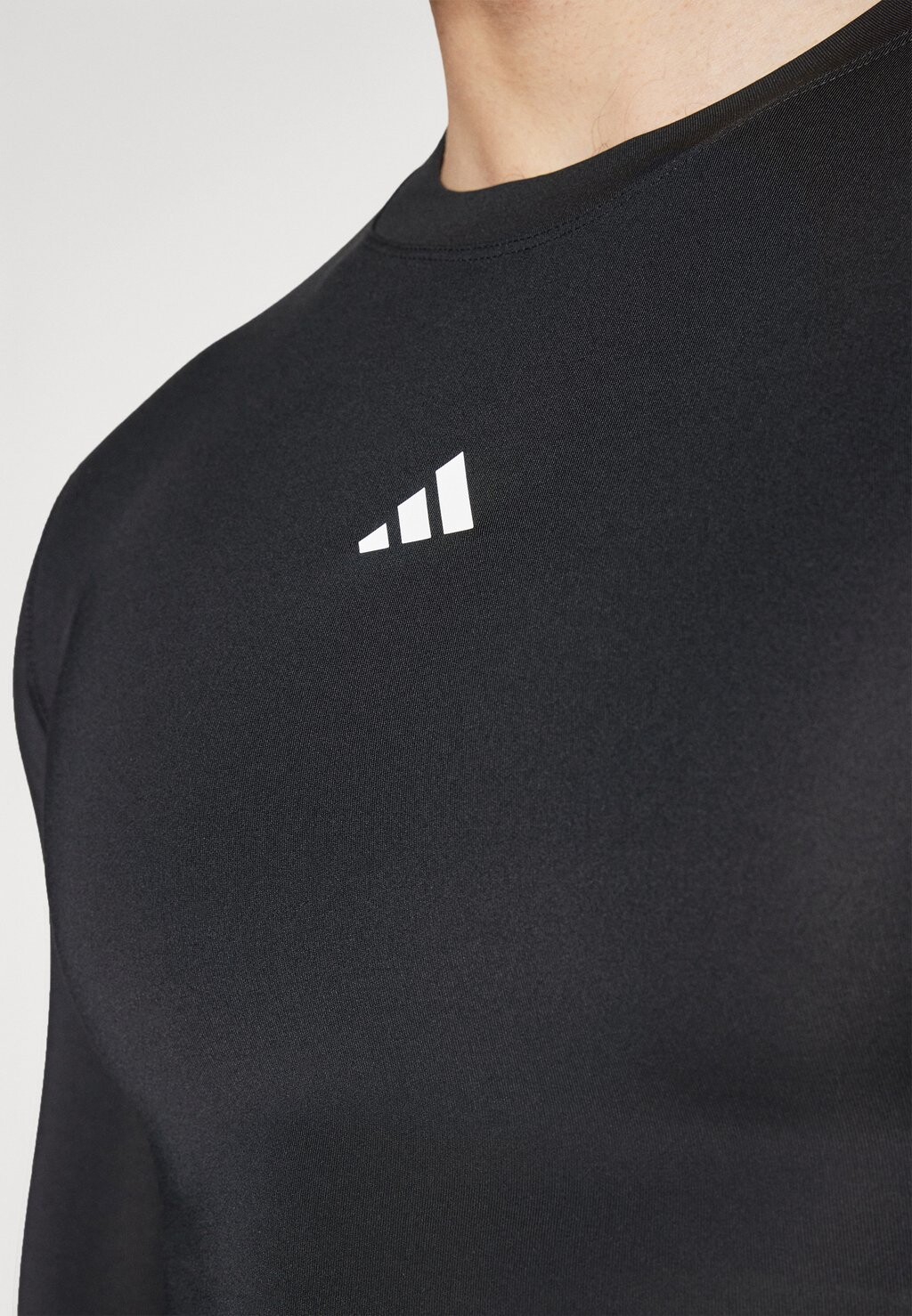

Футболка с длинным рукавом TECHFIT COMPRESSION LONG SLEEVE adidas, черный