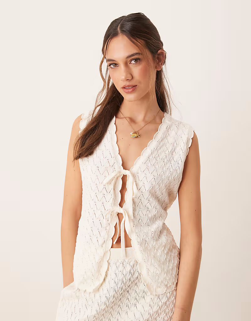 

Вязаный крючком кардиган ASOS DESIGN цвета экрю с завязкой спереди, комплект