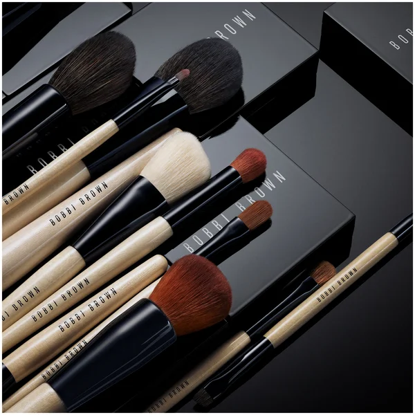 Кисть для нанесения тональной основы с полным покрытием Bobbi Brown — фото 2
