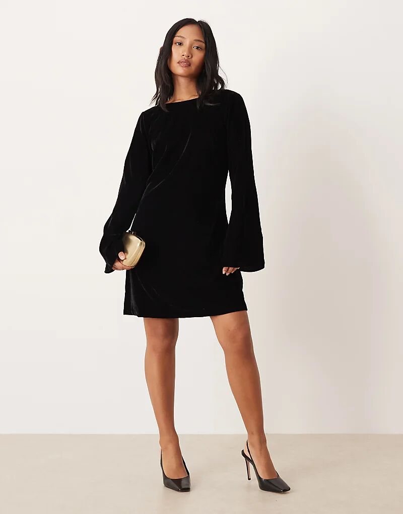 

Бархатное мини-платье с завязками сзади от Nobody's Child Petite Jolene черного цвета