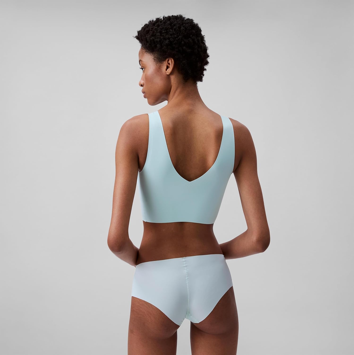 Бюстгальтер-бралетт Calvin Klein Womens Invisibles Comfort Seamless с легкой подкладкой и V-образным вырезом, Moonlight Jade — фото 2