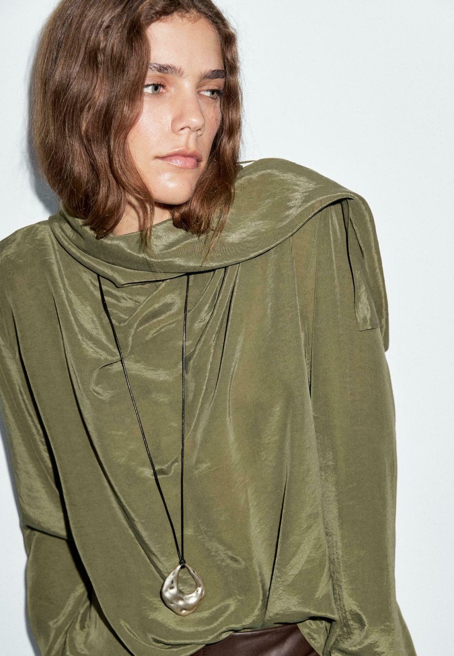 

Блуза Massimo Dutti FLOWING WITH VOLUMINOUS COLLAR, Mottled Dark Green