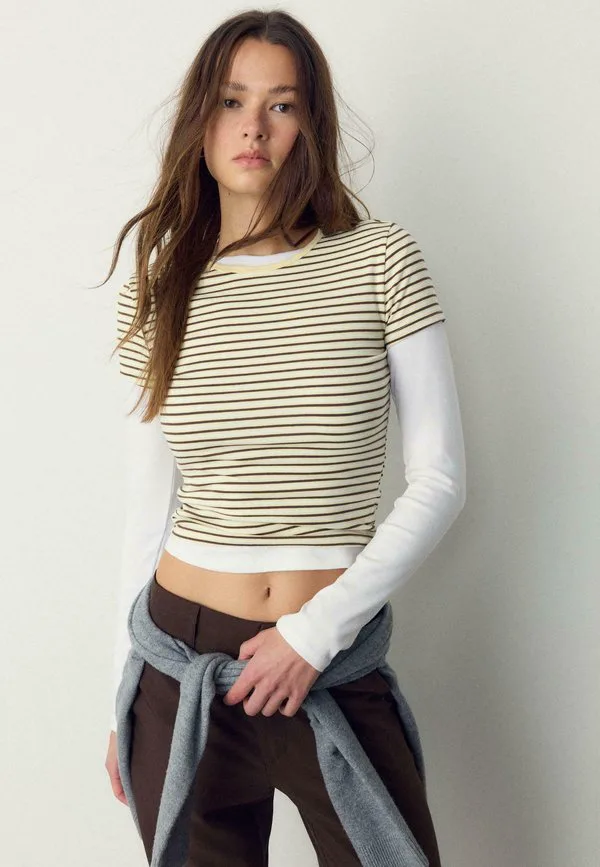 

Базовая приталенная футболка в полоску. Stradivarius, Light Yellow, Желтый, Базовая приталенная футболка в полоску. Stradivarius, Light Yellow