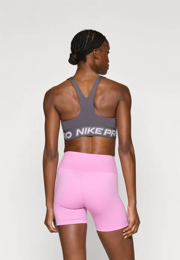 Спортивный бюстгальтер с легкой поддержкой Nike Performance, Thunder Grey/Pink Foam/Metallic Silver-Coloured — фото 3