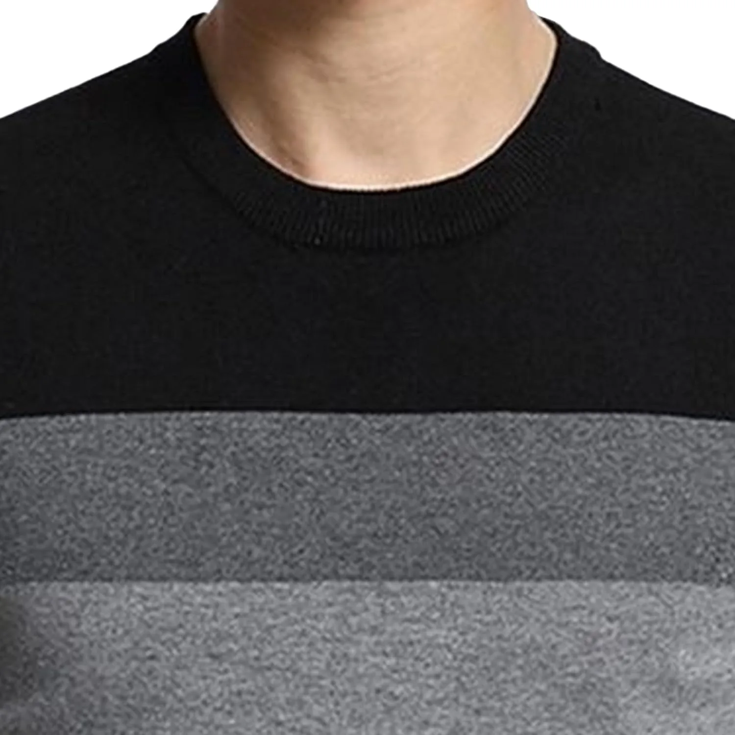 Мужской вязаный свитер с цветными блоками и полосками — фото 2