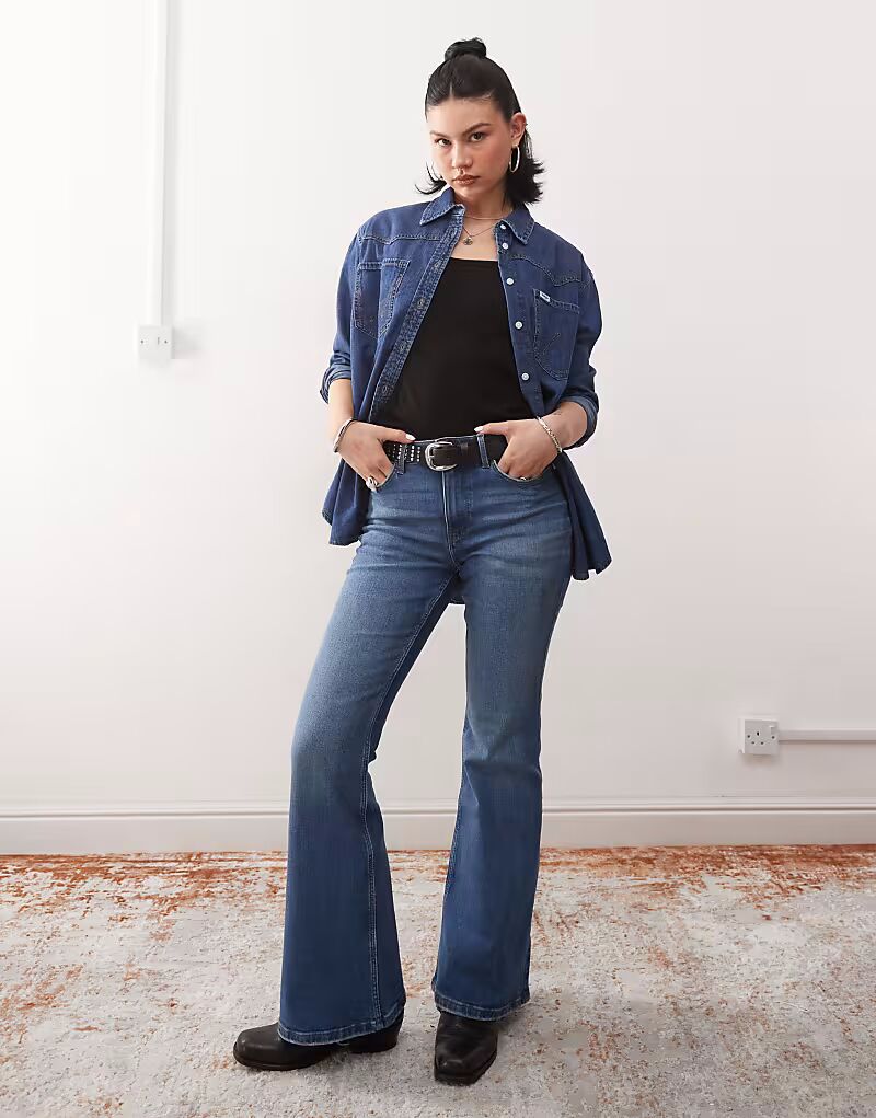 

Расклешенные джинсы Wrangler Fierce в винтажном средне-синем цвете