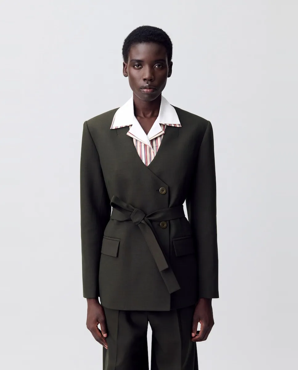 

Американская женщина в костюме Claudie Pierlot, темно-зеленый