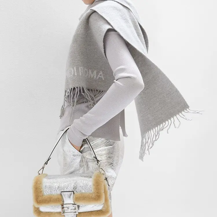 FENDI Вязаный шарф женский серый, Gray-Box/Dust Bag Random Shipment — фото 4