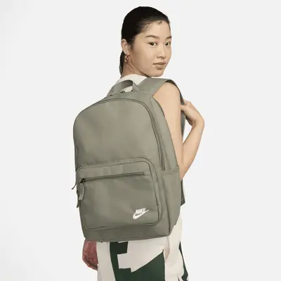 

Рюкзак Nike Heritage Eugene Backpack (23л), цвет Light Army/Light Army/White