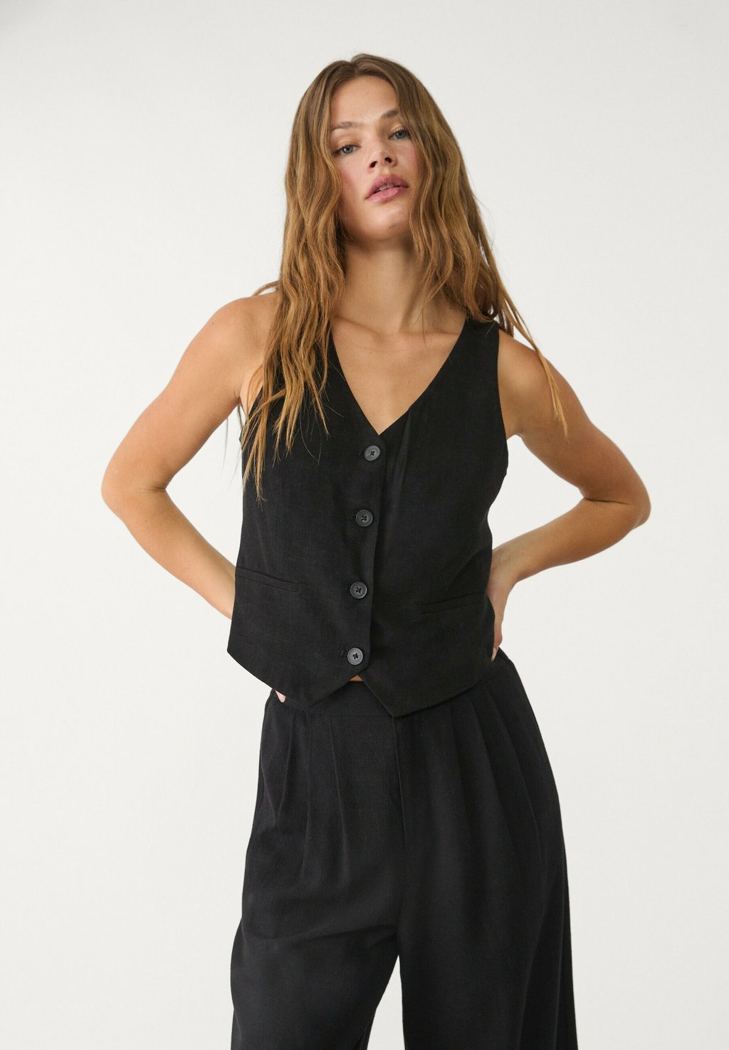 

Жилет BUTTONED Stradivarius, черный