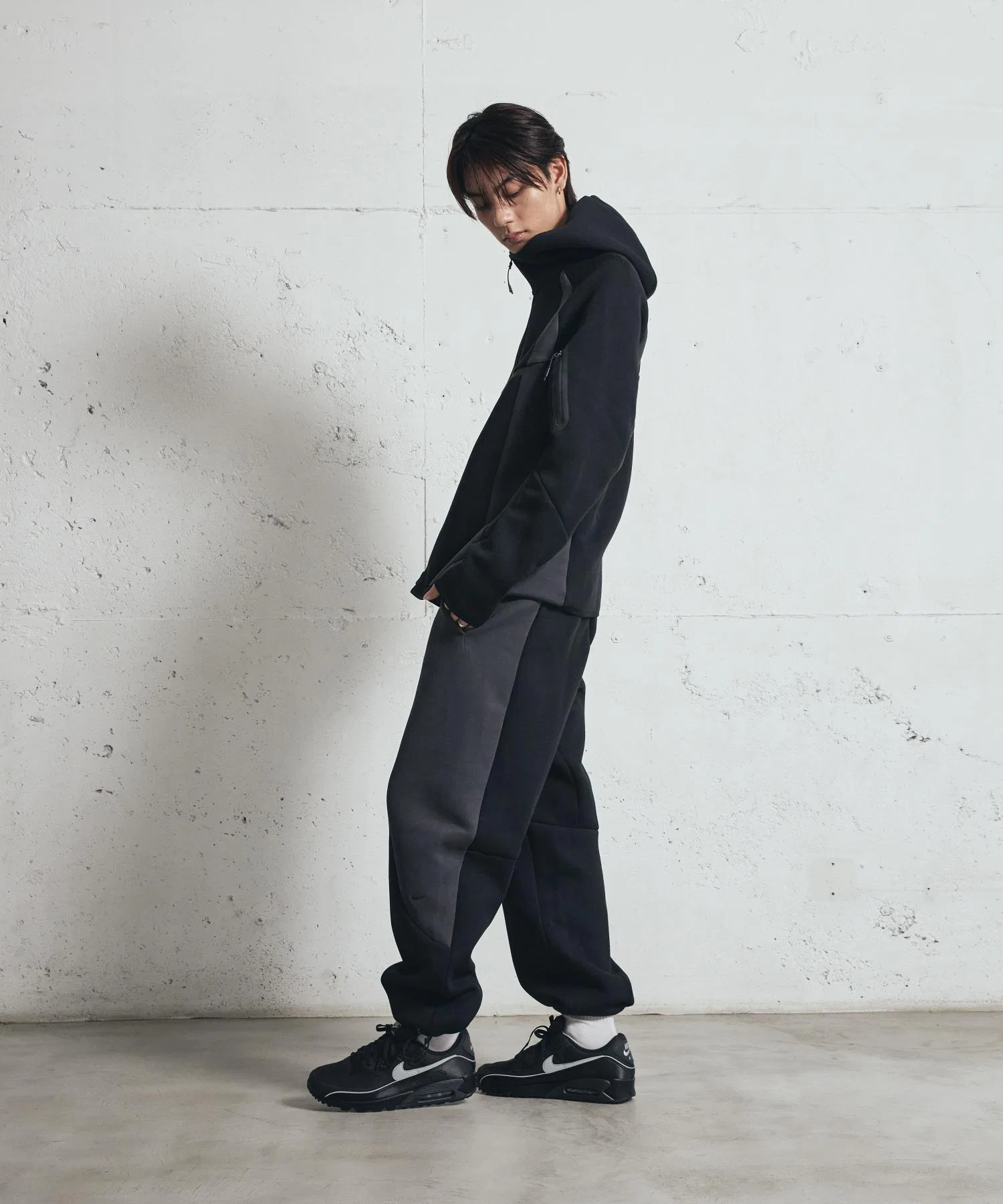 《В наличии комплект》 Мужские флисовые брюки Nike Tech с открытым низом и цветными блоками, модель IF1324-010, черные — фото 4