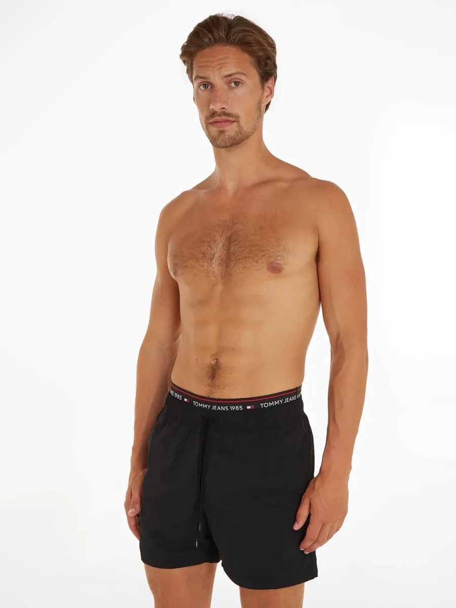 

Купальные шорты Tommy Hilfiger Swimwear "DW SF MEDIUM DRAWSTRING", с вышитым логотипом на поясе, черный
