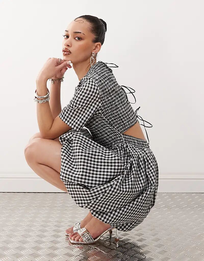 

Мини-платье Amy Lynn с баской, присборенным лифом и завязками на спине, в однотонную клетку виши