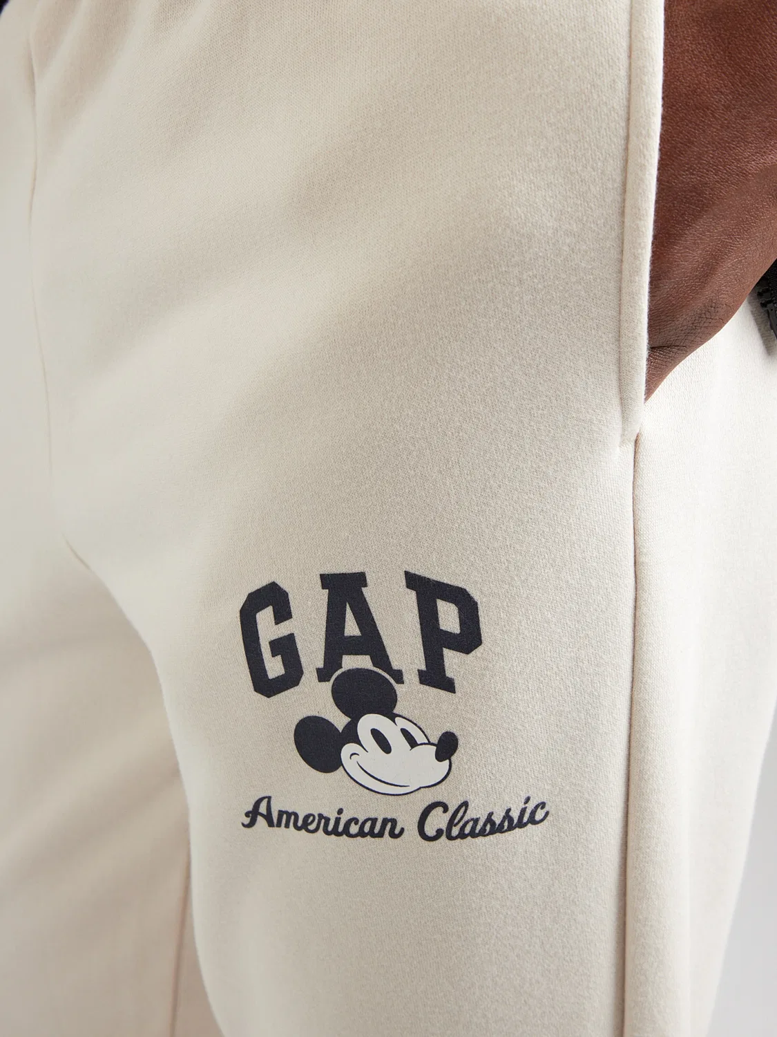 Зауженные брюки Gap DISNEY X GAP бежевого цвета — фото 2