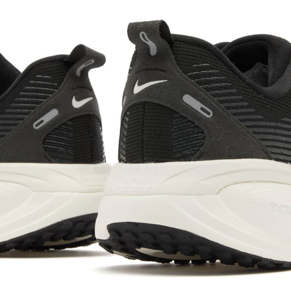 Кроссовки для бега Vomero 18 W Nike, Black , White & Coconut Milk — фото 3