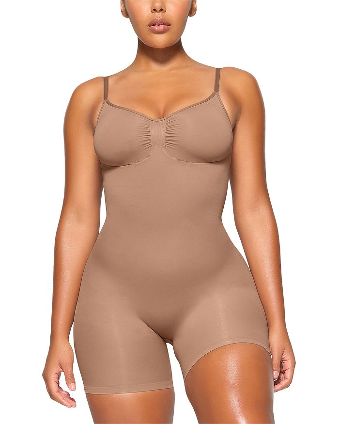 

Безупречный облегающий боди до середины бедра Sculpt Mid Thigh SKIMS, коричневый