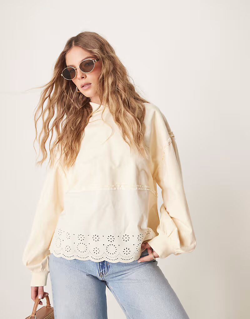 

Толстовка свободного кроя ASOS DESIGN с вышитой деталью кремового цвета