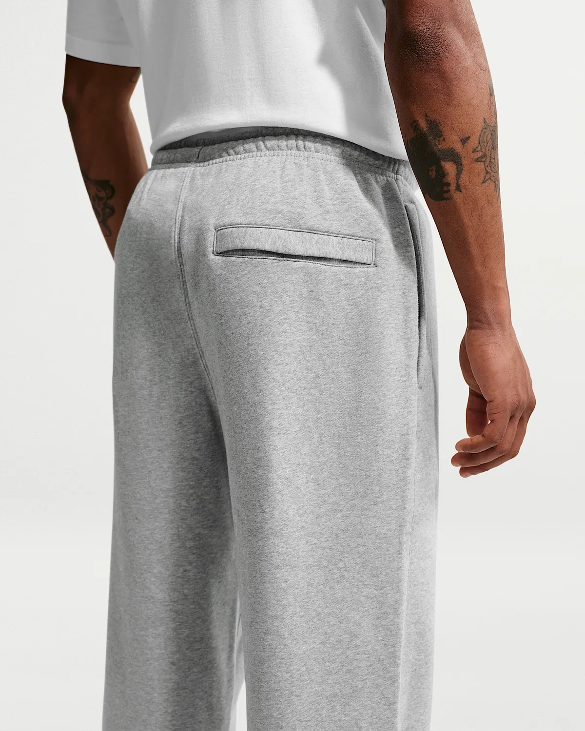 Мужские флисовые штаны Nike Club с открытым низом, Dark Grey Heather/Light Smoke Grey/White — фото 3