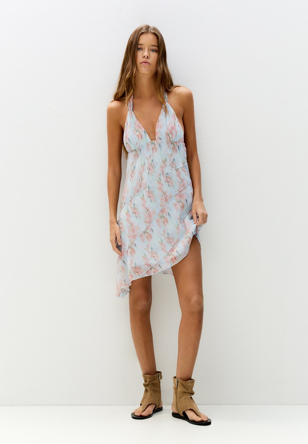 

Повседневное платье SHORT ASYMMETRIC FLORAL PULL&BEAR, синий