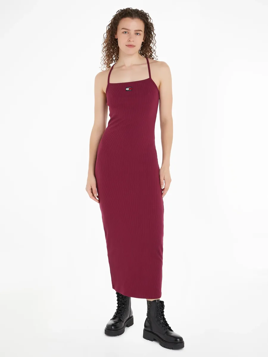

Платье из джерси Tommy Jeans "TJW STRAPPY BADGE RIB DRESS", с бретелями, ткань в рубчик, значок с логотипом Tommy Jeans, цвет Valley Grape