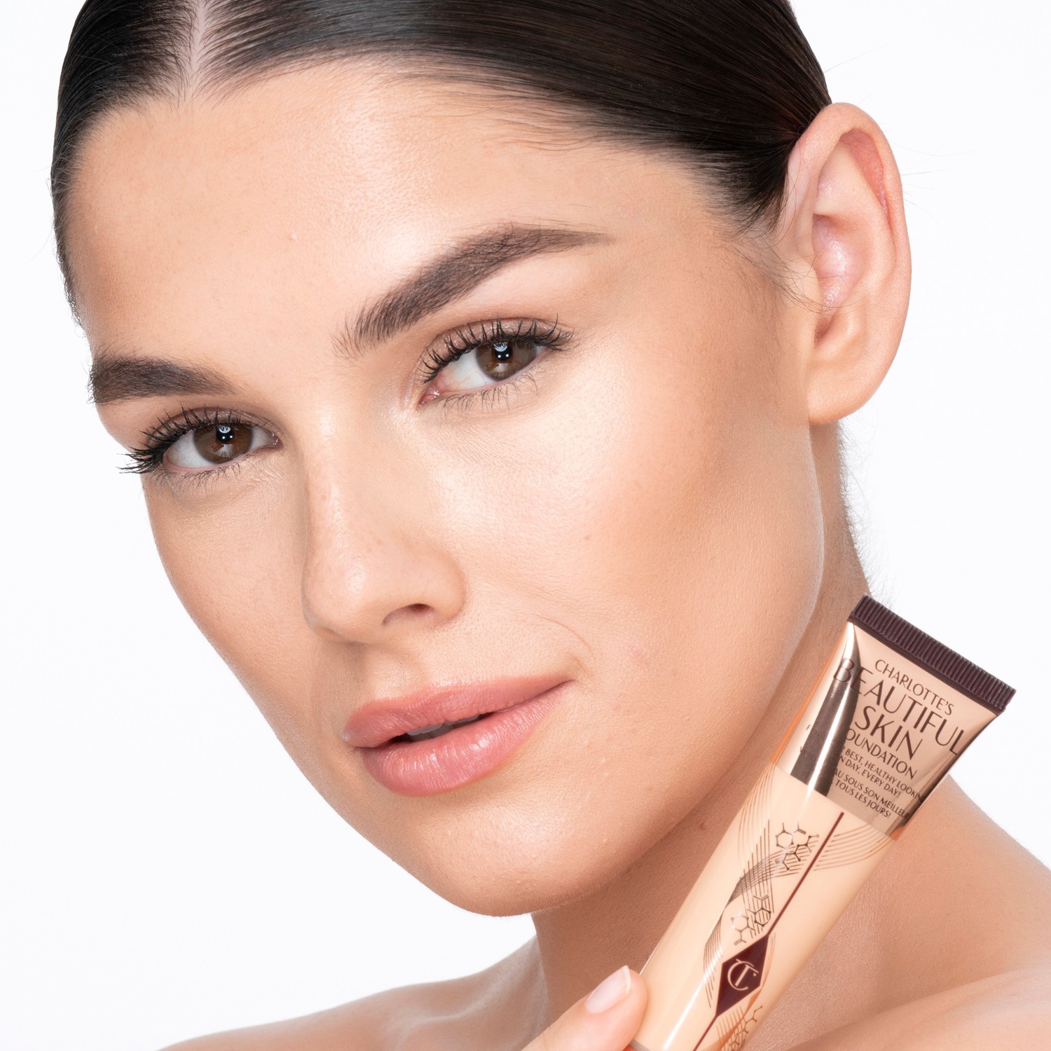 Тональный крем для лица beautiful skin Charlotte Tilbury, 4 - warm, объем 30 мл — фото 2
