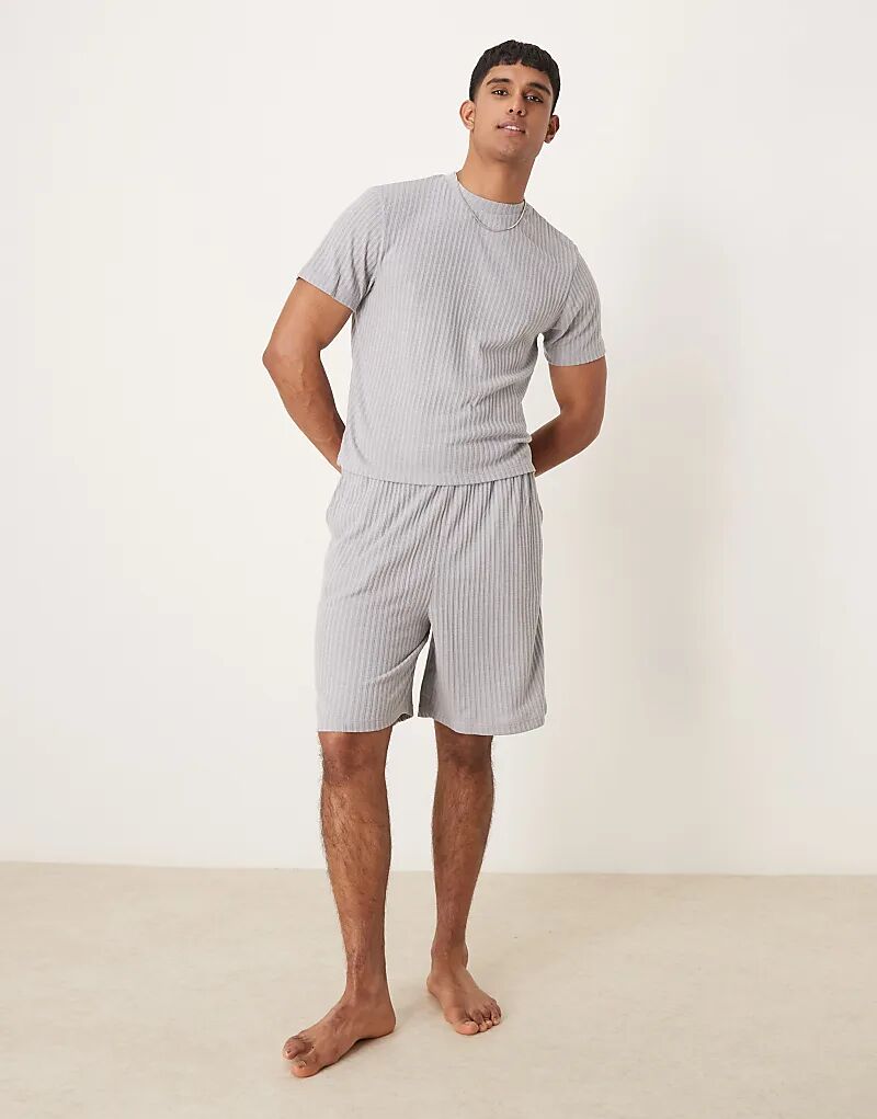 

Комплект домашней одежды ASOS DESIGN из трикотажного полотна с начесом, состоящий из футболки свободного кроя и шорт серого цвета