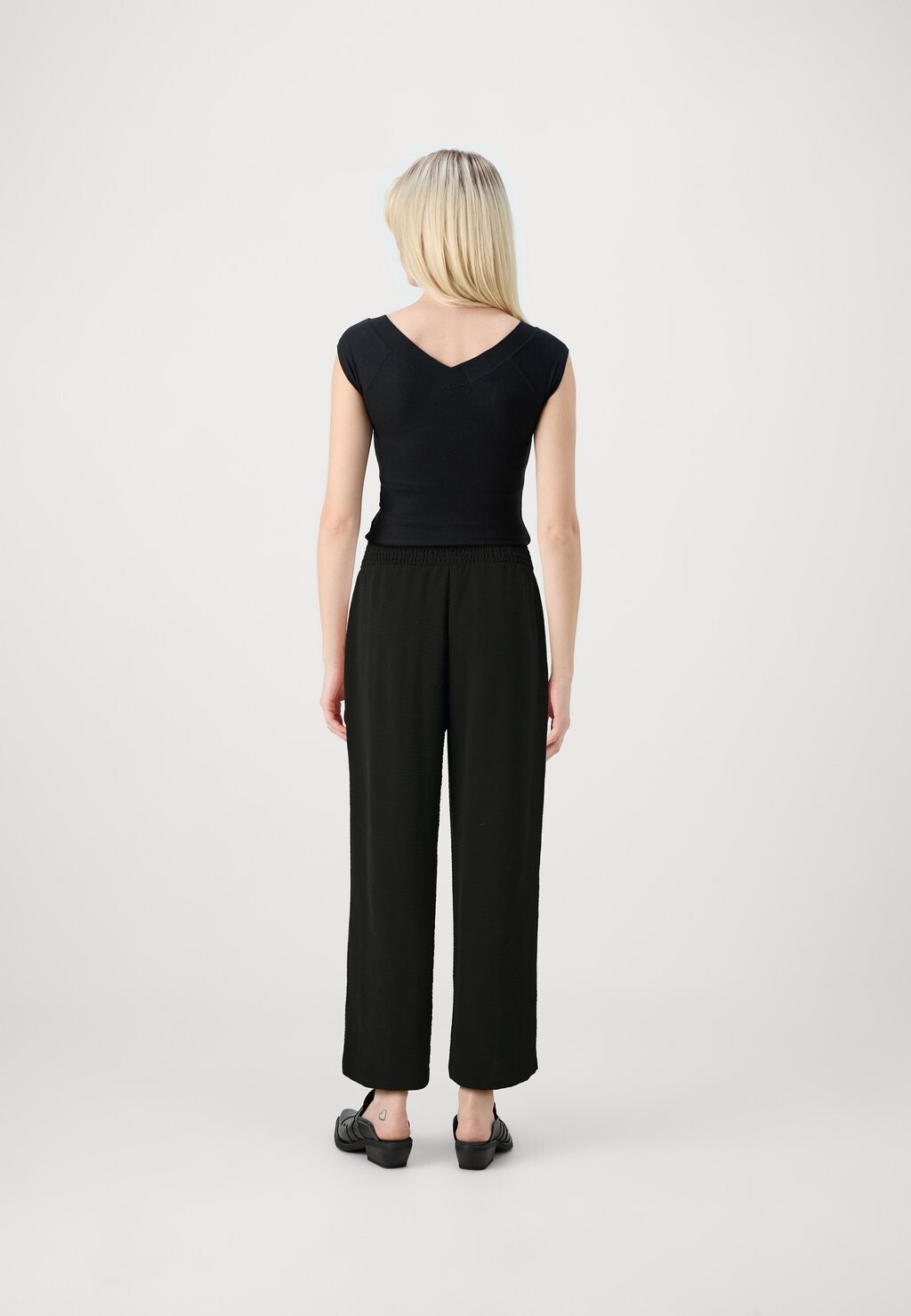 

Брюки PCKLORE CROPPED PANTS Pieces, черный