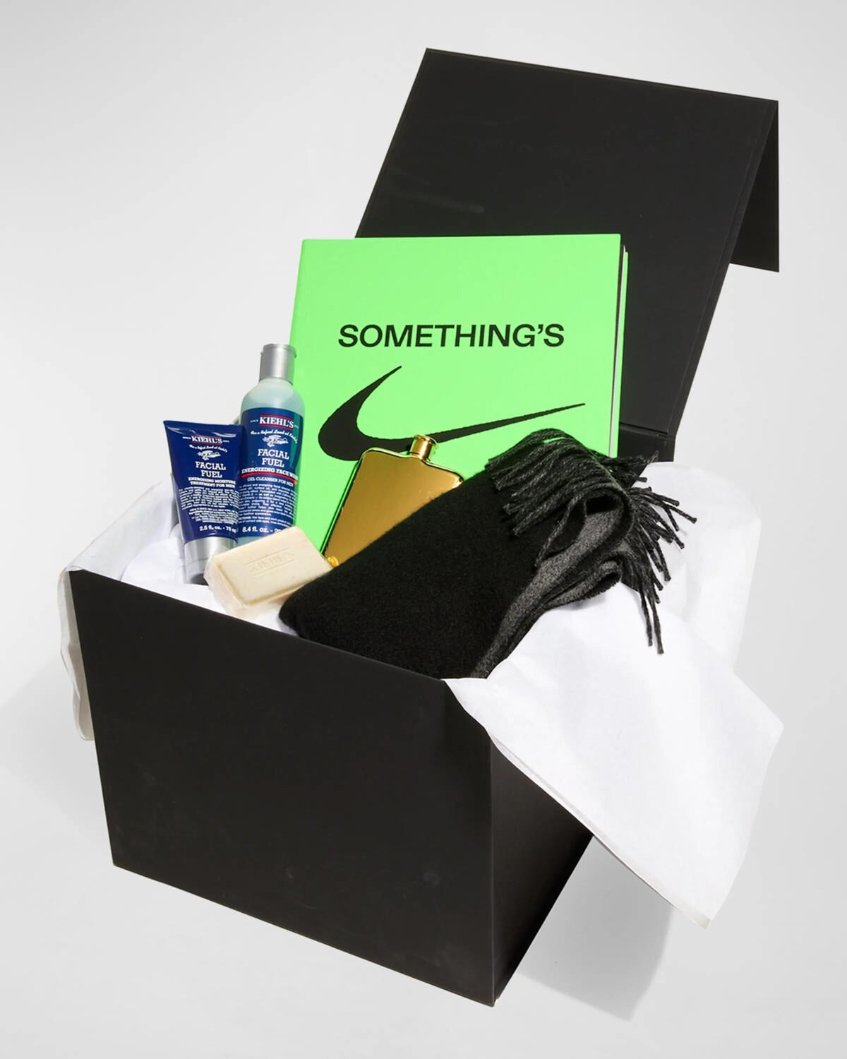 

Книга Virgil Abloh Nike Icons, мужской набор для ухода за лицом Kiehl's, подарочная коробка с флягой и шарфом Neiman Marcus