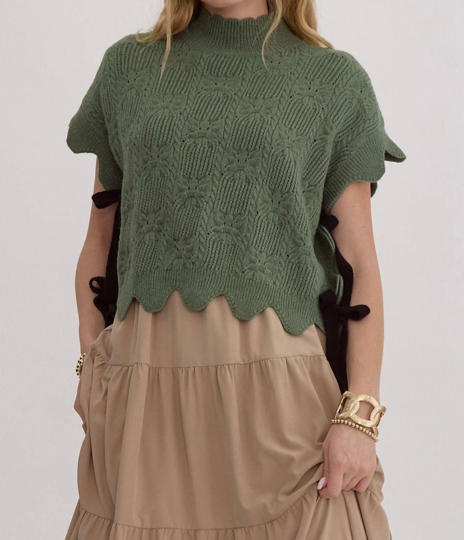 

Оливковый топ с высоким воротником и завязками по бокам Entro